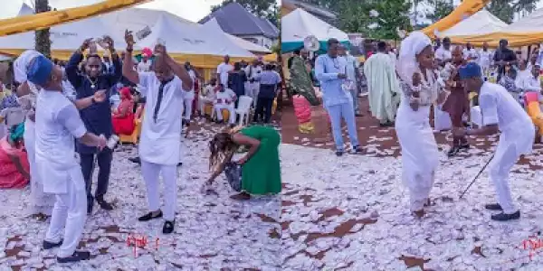 Woman Steals Bride’s Money At A Wedding